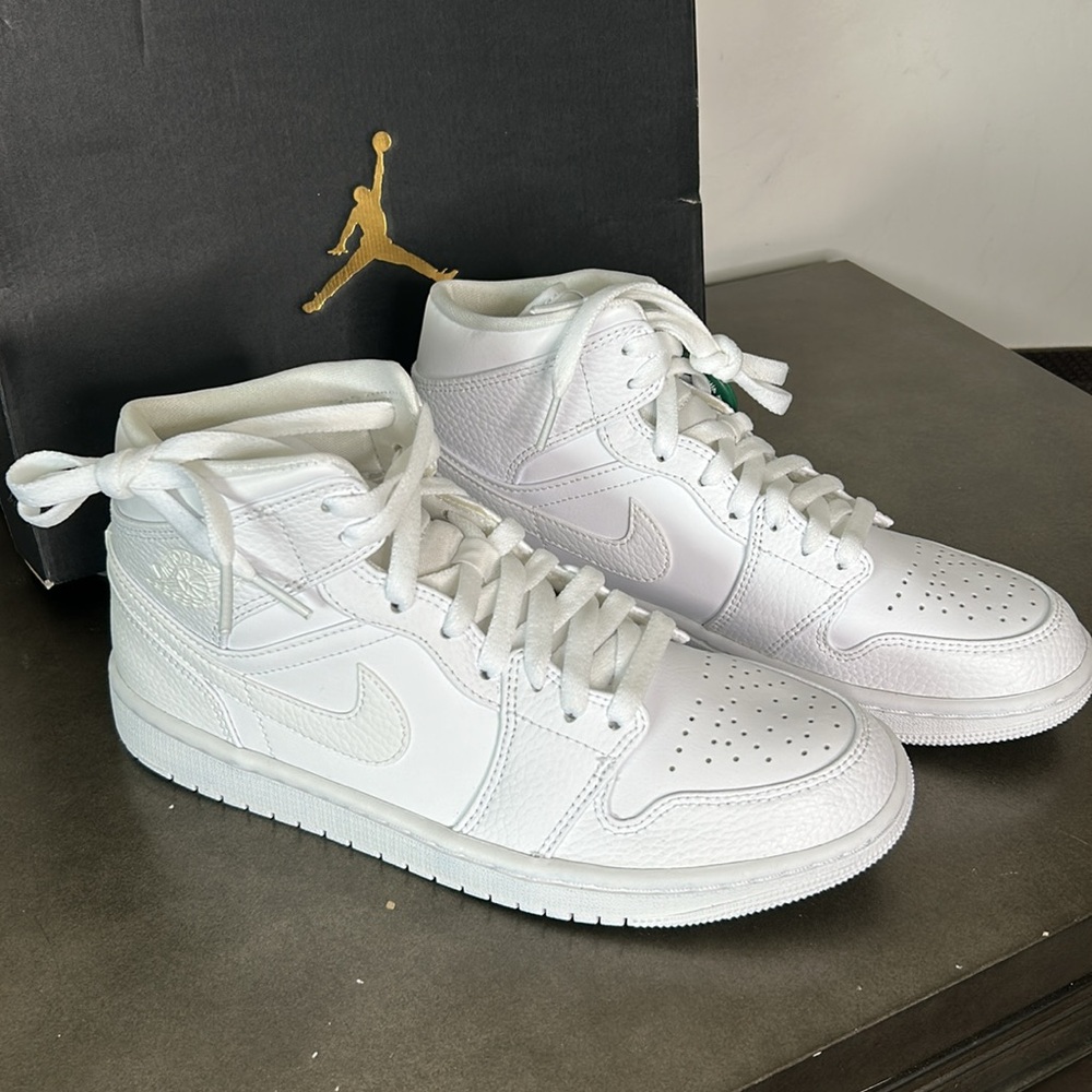 Jordan 1 Mid Triple White NWT 554724-130 size 7.5